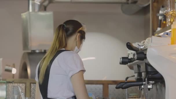 Ein junger Barista kocht Kaffee. Kaffeekochen in einem stilvollen Café — Stockvideo