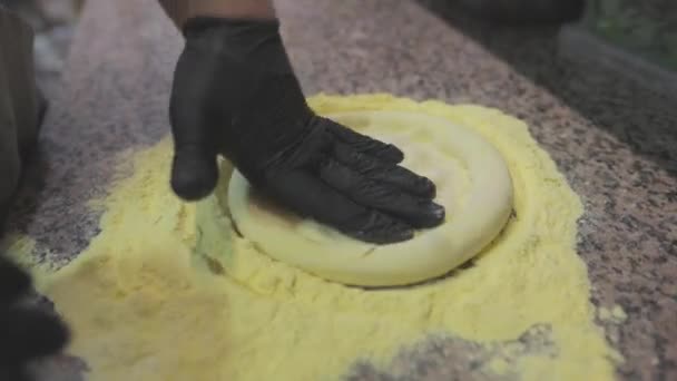 Gotuję pizzę. Szef kuchni robi ciasto na pizzę — Wideo stockowe