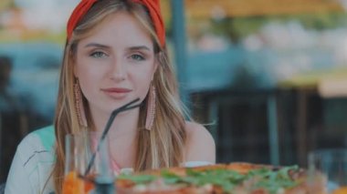 Güzel kız kokteyl içerken yakın plan çekiyor. Kız pipetle kokteyl içiyor.