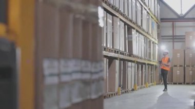 Bir depoda iki işçi iş hakkında konuşuyor. Fabrika deposundaki mühendisler.