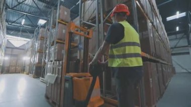 Depo işçisi kutuları taşıyor. Depo işçisi kargo taşıyor..