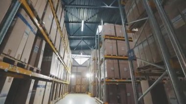 Fabrikadaki modern depo. Büyük, modern bir depo. Kutulu depo