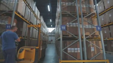 Büyük, modern bir depo. Fabrikadaki modern depo. Kutulu depo