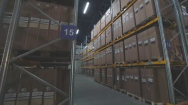 Fabrikadaki modern depo. Büyük, modern bir depo. Kutulu depo