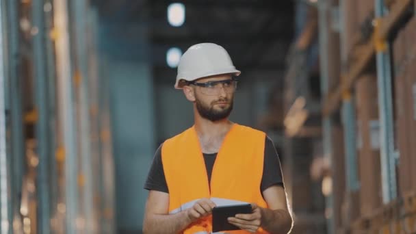 Trabajador con tableta en almacén de fábrica moderno — Vídeo de stock