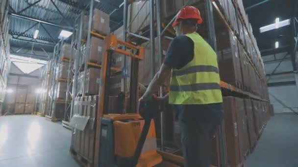 Коробки для транспортировки работников склада. Работник склада перевозит грузы. — стоковое видео