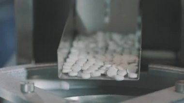Bir sürü beyaz hap var. Yuvarlak beyaz haplar. Tablet üretim süreci yakın plan