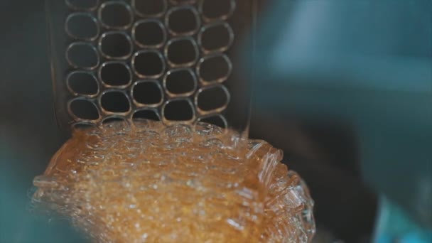 Fabricação de comprimidos em uma concha gelatinosa close-up. Produção de tablets em uma fábrica moderna. Processo de fabricação de drogas na linha de transporte de fábrica com tablet — Vídeo de Stock