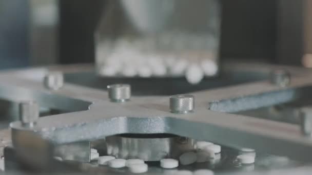 Runda vita piller på nära håll. Tablett tillverkningsprocess närbild. Massor av vita piller närbild. — Stockvideo