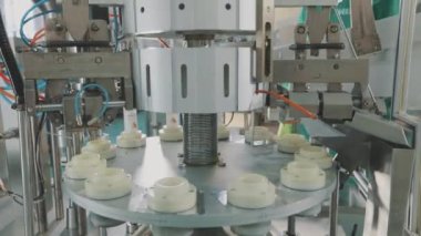 Vücut bakım ürünleri üretimi. Fabrikalar için kozmetik ürünleri üretimi. Kremalı modern taşıyıcı