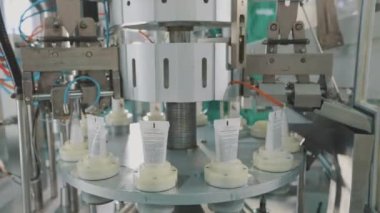 Kozmetik ürünlerin üretimi. Krem üretimi, modern otomatik taşıyıcı.