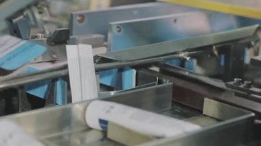 Krem üretimi, modern otomatik taşıyıcı. Kozmetik ürünlerin üretimi