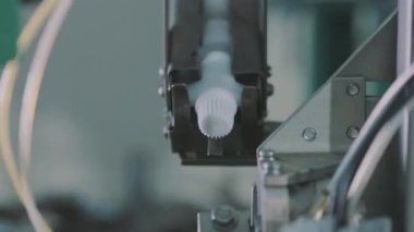 Krema paketleme tüpleri yakın çekim. Paketleme yakın plan. Tüplere krem paketlemek için otomatik makine.