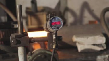 Sıcak metal kurdeleyle hareket etmek, üretimde yuvarlanan metal, top üretim aşaması, metal yuvarlanan bir fabrikada üretim süreci, parlayan metal silindirlerde yuvarlanmak.