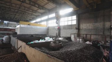 Metal topları olan elektromanyetik vinç, hareket eden elektromanyetik vinçler, büyük sanayi binası, top üretimi, bilye üretimi....