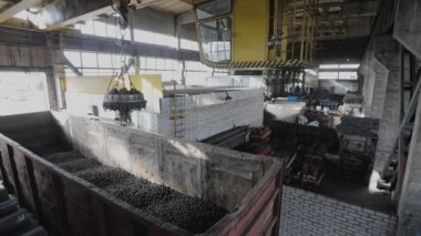 Yük vagonuna yükleme, top üretimi, metal toplu elektromanyetik vinç, bilye üretimi.