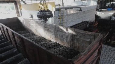 Yük vagonuna yükleme, top üretimi, metal toplu elektromanyetik vinç, bilye üretimi.