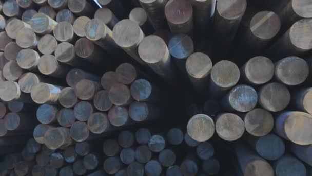 Metallbarren, Lager von Metallbarren in der Fabrik, runde Metallbarren — Stockvideo