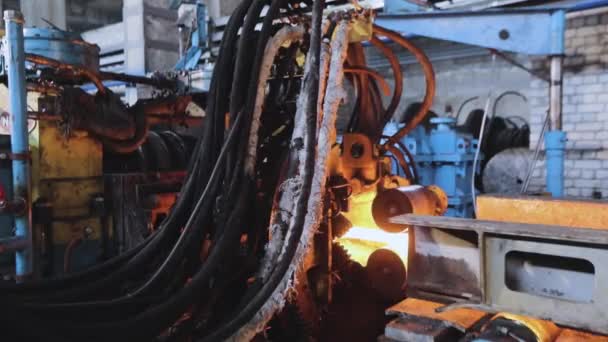 Moviéndose en una cinta de metal caliente, laminando metal en producción, fase de producción de bolas, proceso de producción en una planta de laminación de metal, rodando a través de rodillos de metal brillante — Vídeo de stock