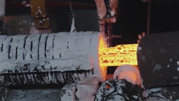 금속 압착 공장에서 생산 공정뜨거운 금속 리본으로 이동 생산에서 금속 압연 공정 공 생산 단계, — 비디오