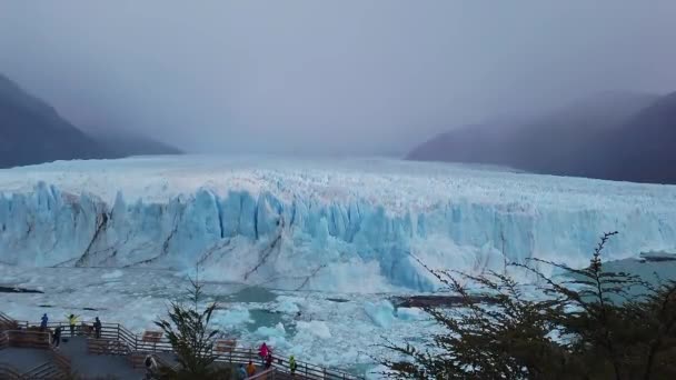 Ледник Перито-Морено в национальном парке Лос-Гласиарес недалеко от Эль-Калафате, Патагония, Аргентина — стоковое видео