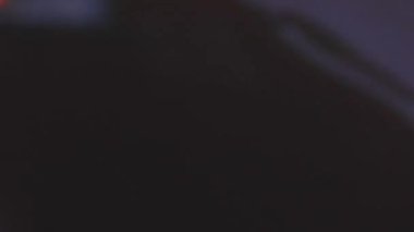 Arabalar kavşakta trafik ışığı ile dururlar. Büyük bir şehirde arabalar.