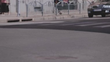 Arabalar kavşakta trafik ışığı ile dururlar. Büyük bir şehirde arabalar.