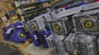 Üretilmiş vites motorları, vites motorlu temiz depo. Depoda vites kutuları