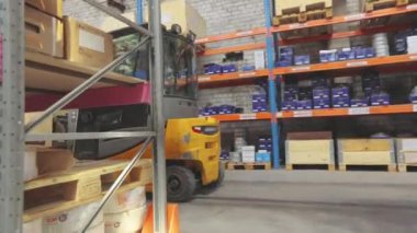 Depoda forklift gezisi. Büyük bir fabrika deposunda forklift.