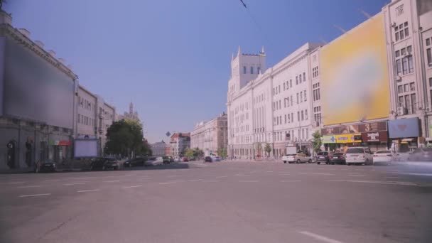 Een weg met een groot aantal auto-tijdrondjes. Tijd ronden op een grote stad weg — Stockvideo