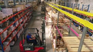 Modern bir depoda forklift işi. Geniş modern depo panoramik görünümü