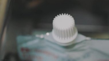 Tüplere krema doldurmak için otomatik makine. Krema paketleme tüpleri yakın çekim