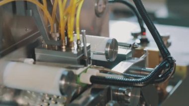 İlaç imalatı süreci. Jelatinimsi bir kabukta ilaç paketleme süreci.