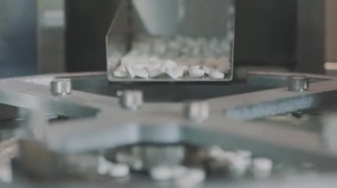 Bir sürü beyaz hap var. Yuvarlak beyaz haplar. Tablet üretim süreci yakın plan