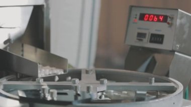 Yuvarlak beyaz haplar. Tablet üretim süreci yakın plan. Bir sürü beyaz hap..