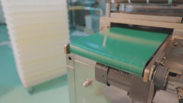 Transportörslina med tabletter. Tillverkningsprocessen av droger i en fabrik. Tillverkning av tabletter i en modern fabrik. — Stockvideo