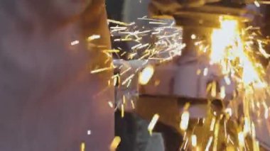 Değirmen çarkında metal bir parça işleniyor. Parlak kıvılcımlar metal bir parçayı makinelemekten geliyor. # Öğütücü tekerlekteki bir parçanın kıvılcımları #