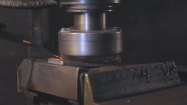 Metal parçasından parlak kıvılcımlar çıkıyor. Metal parçaları makinelemekten kıvılcımlar çıkıyor. Metal bir parçayı makinede öğütmek.