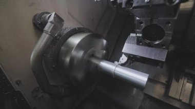 CNC makinesinde metal bir parça işleniyor. CNC torna makinesi. Torna, cnc makinesi