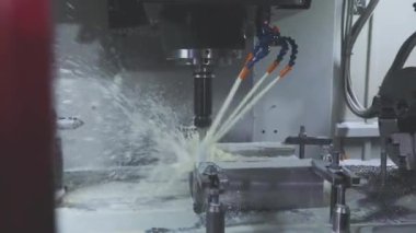 Bir cnc makinesinin parçasının oluşturulması, modern bir cnc makinesi. cnc makinesinin metal parçası