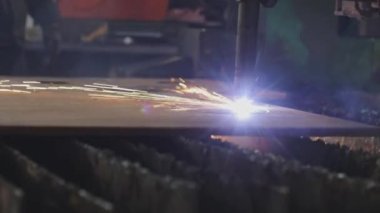Metal bir levhayı CNC kesme makinesiyle kesmek. Cnc gaz keserek metal bir levhayı kesiyor.