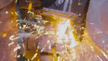 Kıyma çarkının metal parçasını yakından inceliyorum. Parlak kıvılcımlar metal bir parçayı makinelemekten geliyor. # Öğütücü tekerlekteki bir parçanın kıvılcımları #