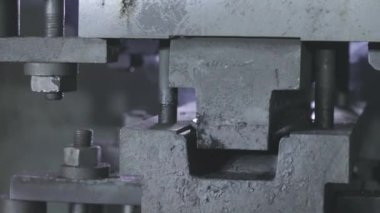 Makinenin metal bir parçasını damgalamak. Makinenin bir parçasını bükmek