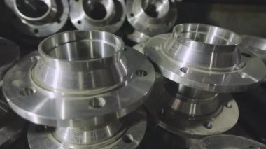 Metal kurusıkı. Parlak bir detay. Bir sürü metalik detay, soyut metalik çerçeve. Parlak metal boşluklar.