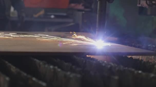Klipp en metallplåt med en CNC skärmaskin. Cnc skärning av metallplåt genom gasskärning. — Stockvideo
