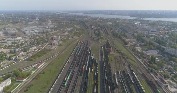 Survolez une grande jonction ferroviaire. Les trains de marchandises se tiennent à la jonction ferroviaire vue de dessus — Video