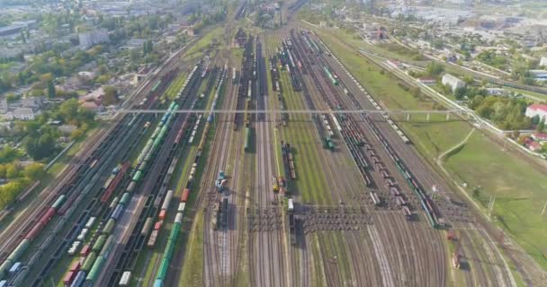 Gran depósito ferroviario industrial vista superior. Vuelo sobre la estación ferroviaria. Trenes de mercancías en el depósito — Vídeo de stock