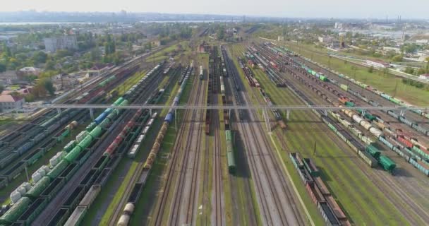 I treni colorati si trovano in un grande deposito ferroviario. Grande deposito ferroviario. Giunto ferroviario con un sacco di rotaie vista dall'alto. — Video Stock