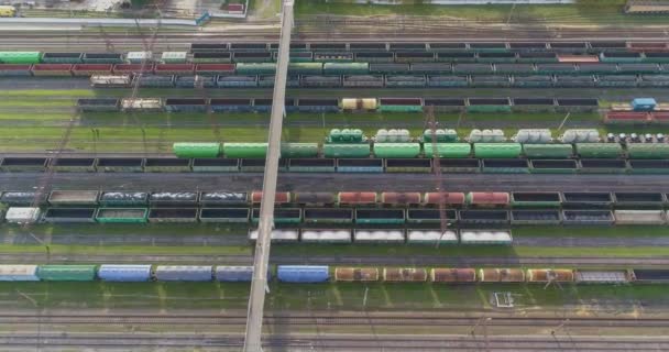 Vista superior de trenes de mercancías en un cruce ferroviario. gran intercambio ferroviario con trenes de mercancías vista superior. Volando sobre trenes en el depósito — Vídeo de stock