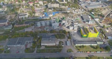 Büyük bir demiryolu kavşağının üzerinden uç. Yük trenleri demiryolu kavşağının üst tarafında duruyor.